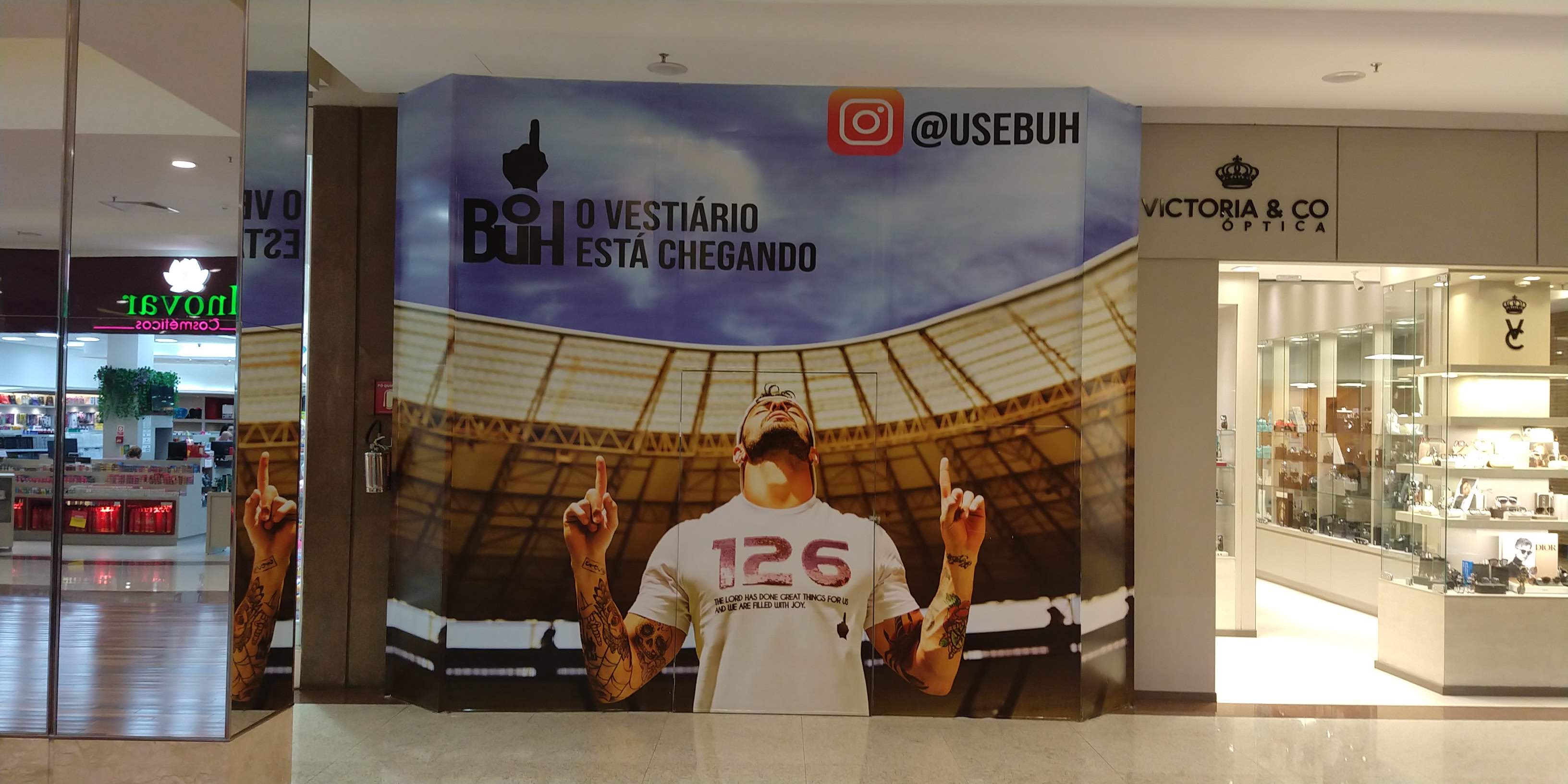Adesivo impresso aplicado em tapume de loja em shopping