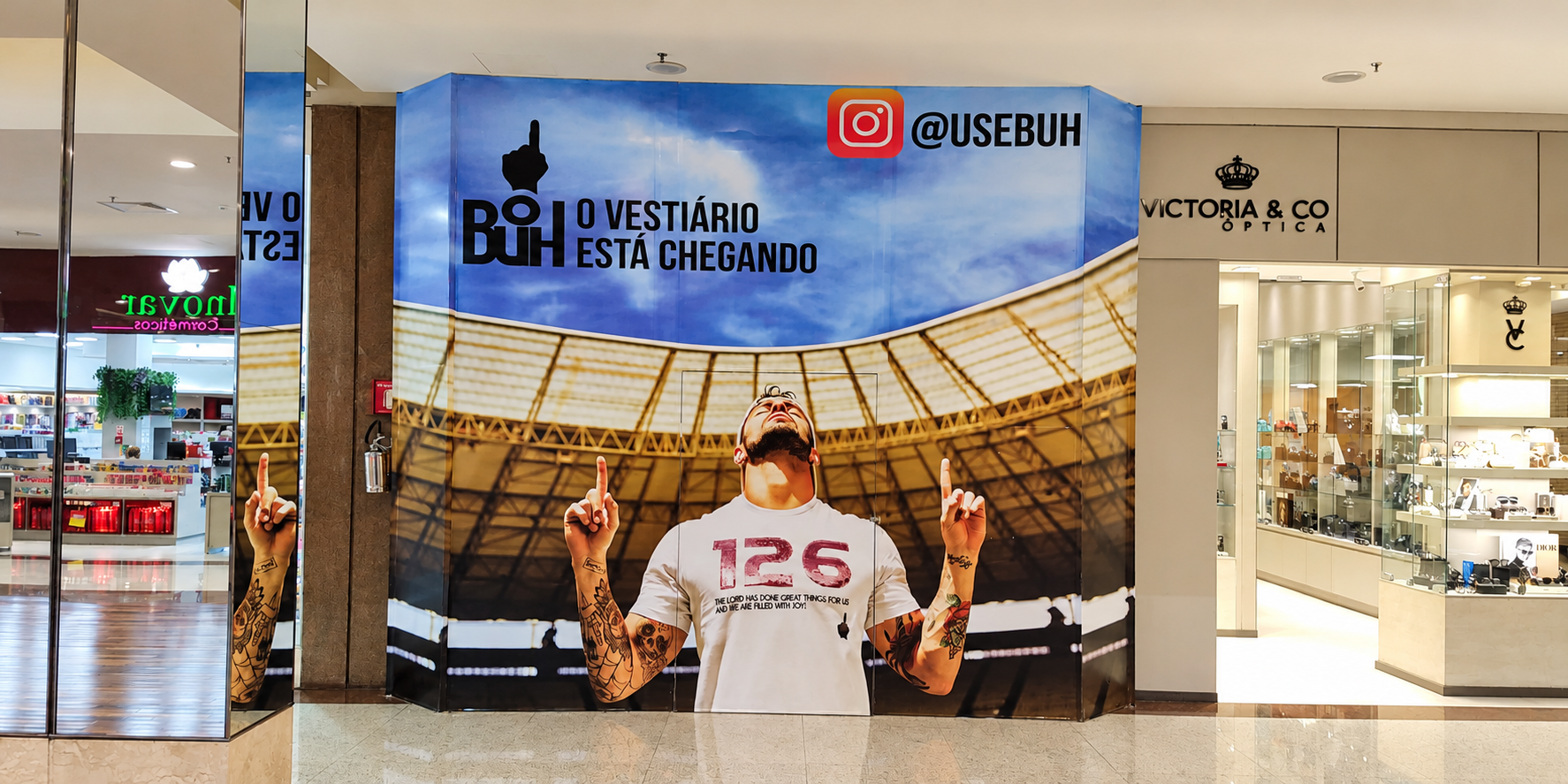 Adesivo impresso de identidade visual aplicado em fachada de loja em shopping