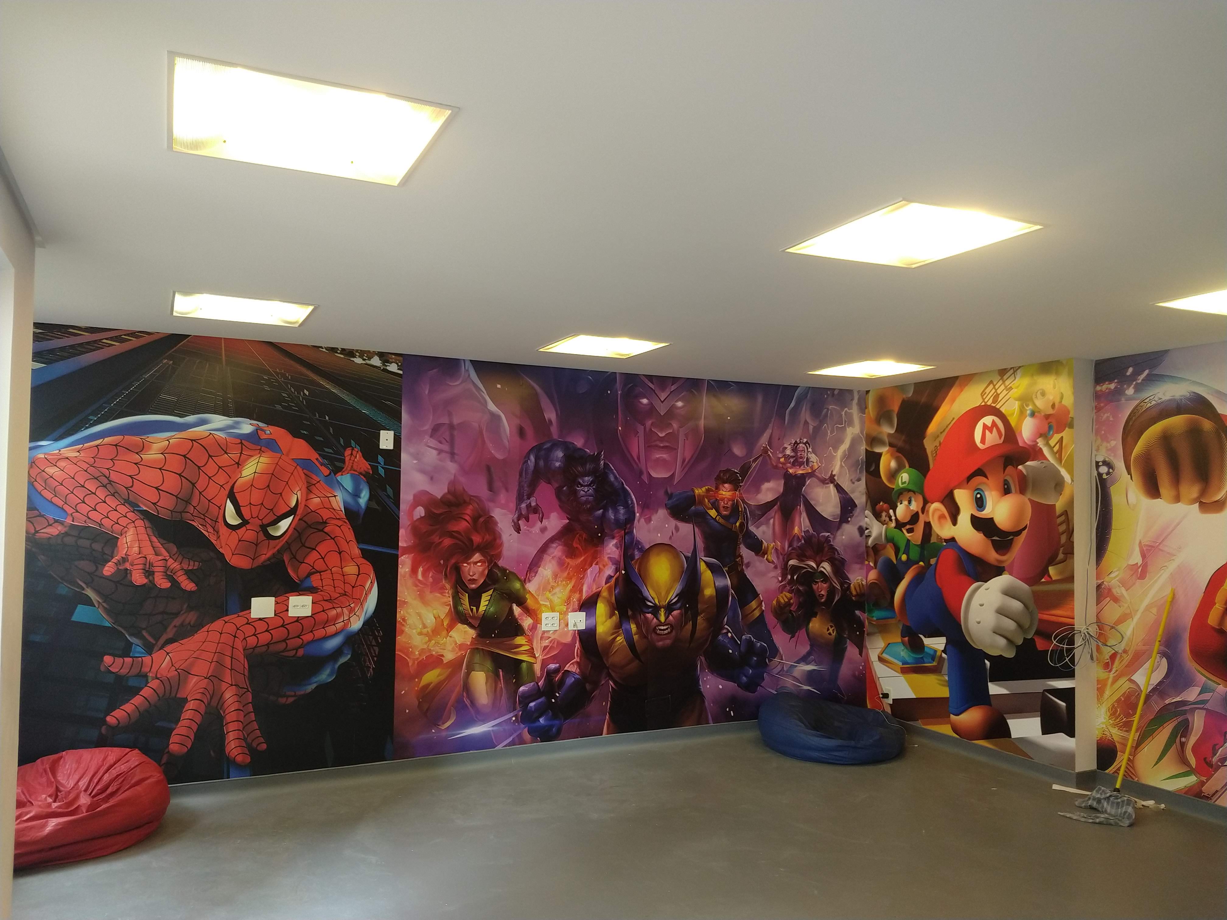 Papel de parede adesivo impresso com personagens aplicado em paredes de ambiente interno